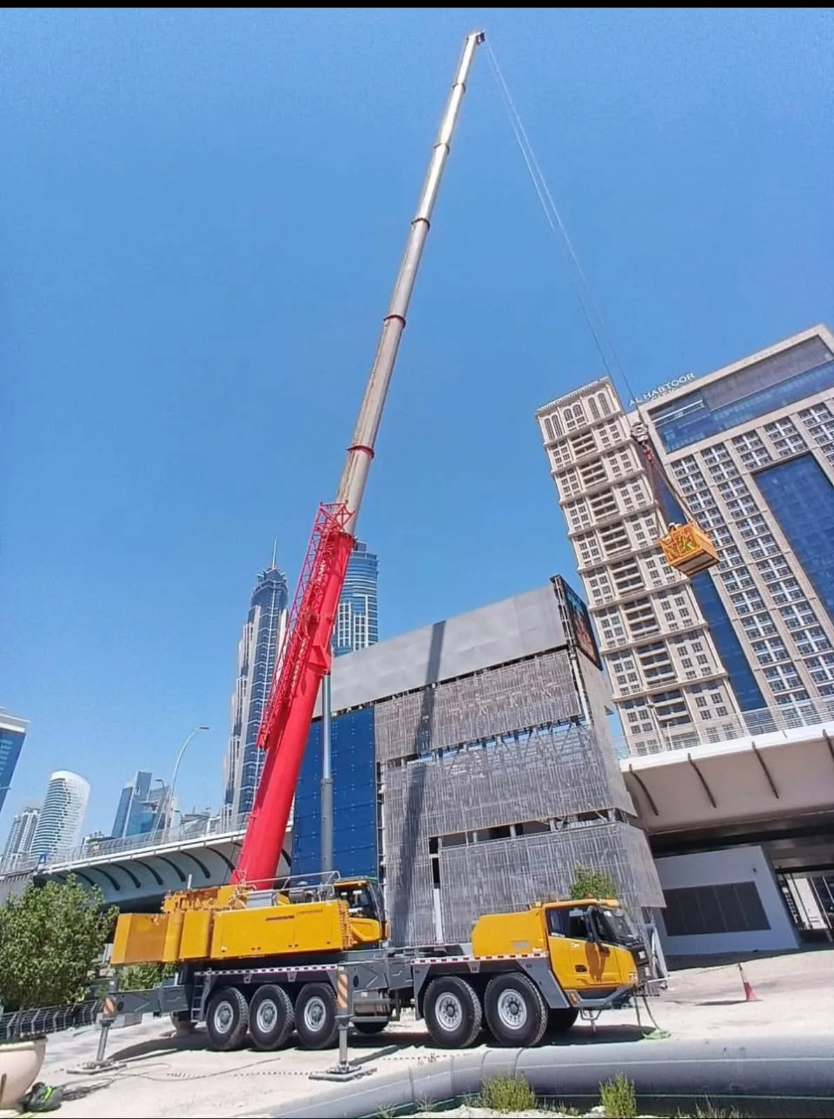 Mobile crane 200 ton With 90 meter boom